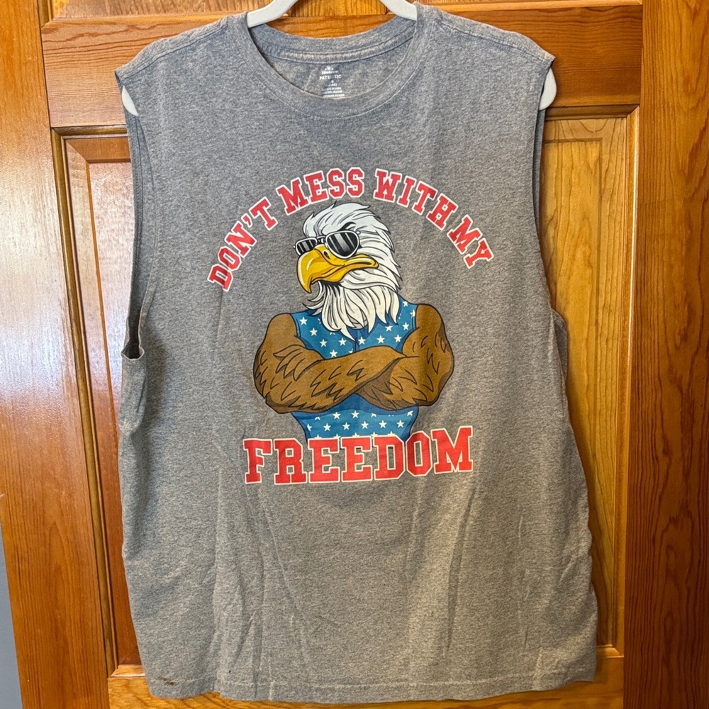 Don’t Mess with My Freedom Gray Sleeveless Tank Eagle Graphic Size Large